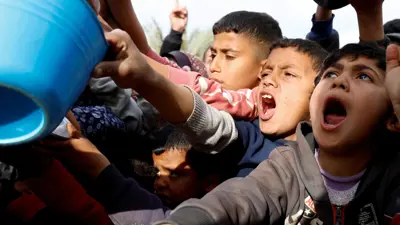 أطفال في خان يونس يتجمعون لتلقي الطعام الخيري