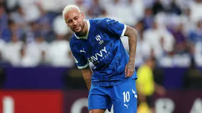 نيمار بعد إصابته في مباراة الهلال والاستقلال