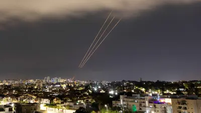نظام مضاد للصواريخ يعمل بعد أن أطلقت إيران طائرات بدون طيار وصواريخ باتجاه إسرائيل