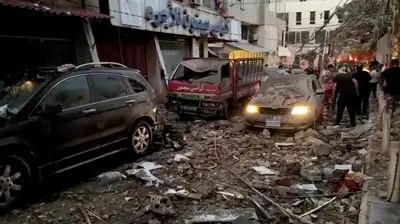مركبات متضررة بعد غارة إسرائيلية على الضاحية الجنوبية لبيروت، لبنان