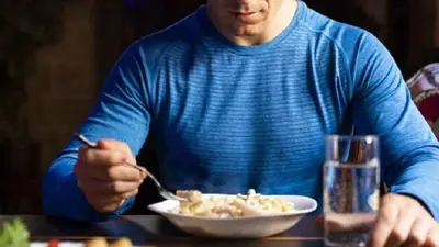 رجل يتناول الطعام (تعبيرية)