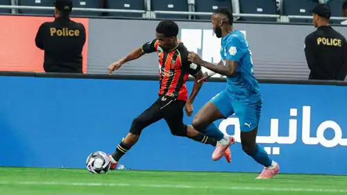 تيدي أوكو في مباراة الهلال والرياض