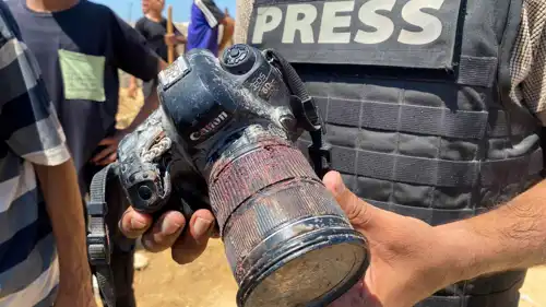 كاميرا ملطخة بدماء المصورة الفلسطينية مريم دقة، التي قُتلت في غارة إسرائيلية على مستشفى ناصر