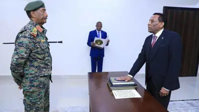كامل إدريس يؤدي اليمين أمام البرهان