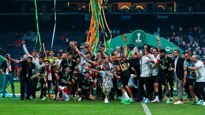 احتفال لاعبو الزمالك بكأس السوبر