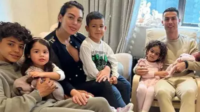 رونالدو وصديقته وأبناؤه