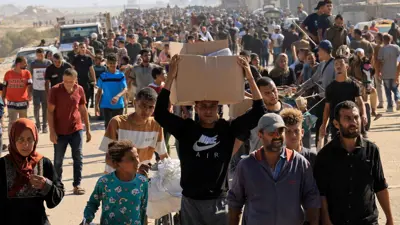 فلسطينيون يسعون للحصول على مساعدات في رفح، جنوب قطاع غزة