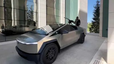 زعيم الشيشان رمضان قديروف، وهو يقود سيارة "تسلا" مزودة بمدفع رشاش