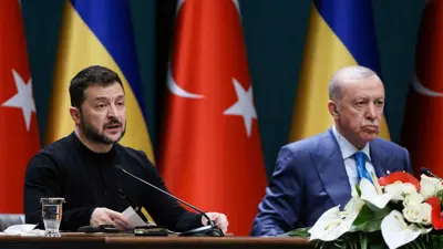 الرئيس الأوكراني فولوديمير زيلينسكي مع التركي رجب طيب أردوغان