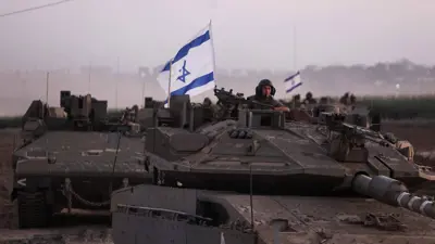 دبابات ترفع علم إسرائيل في غزة