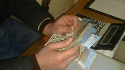صراف يحمل مبلغا من الليرة السورية