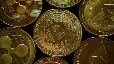 شعار عملة بيتكوين وعملات أخرى