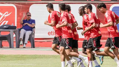 محمود الخطيب يتابع تدريبات الأهلي المصري