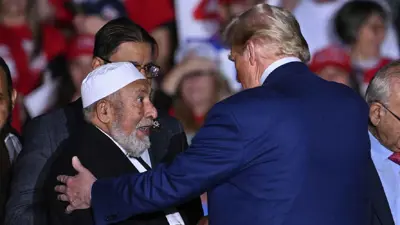 ترامب مع قيادي في الجالية العربية الأمريكية