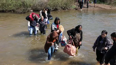 نازحون من الساحل السوري يعبرون النهر الكبير 