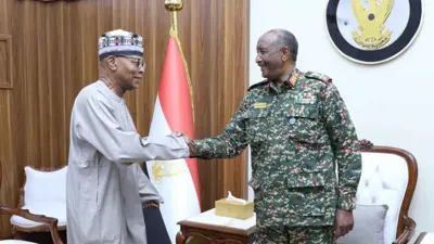 قائد الجيش السوداني عبد الفتاح البرهان في لقاء سابق مع رئيس الآلية الرفيعة محمد بن شمباس