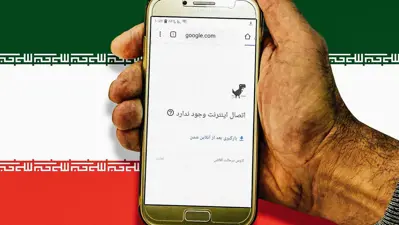 هاتف ذكي مع رسالة "اتصال الإنترنت غير موجود" باللغة الفارسية