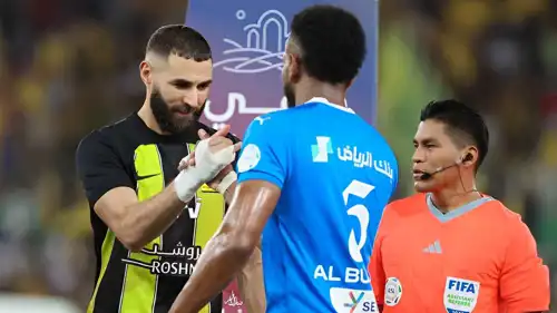 البليهي وبنزيما في مباراة سابقة بين الهلال والاتحاد 