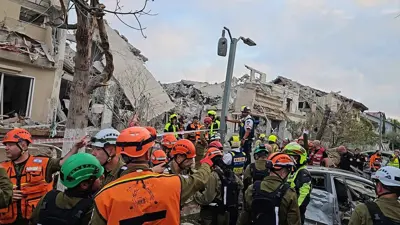 قوات انقاذ إسرائيلية في موقع قصف إيراني
