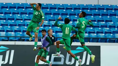 الشمري يحتفل مع زملائه بعد تسجيل هدف في كأس الخليج