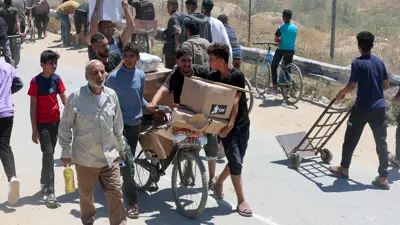 يحملون مساعدات قدمتها "مؤسسة غزة"
