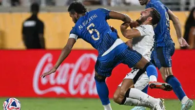 علي البليهي في مباراة الهلال ضد مانشستر سيتي