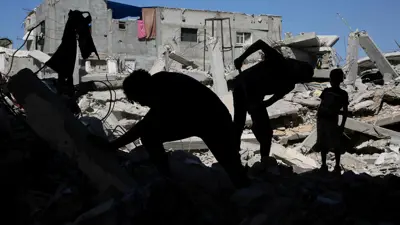 فلسطينيون بين الأنقاض في غزة