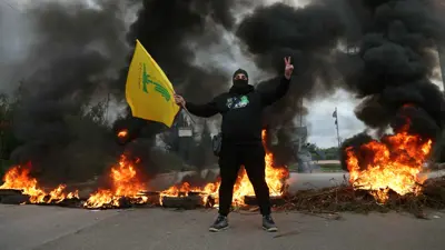 أحد مناصري حزب الله خلال احتجاجات في بيروت