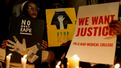 أشخاص يحملون ملصقات خلال وقفة احتجاجية تدين الاغتصاب في الهند 