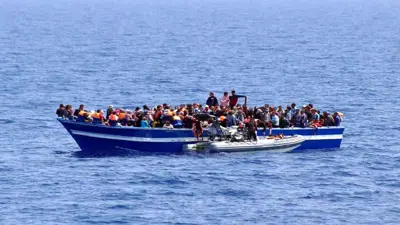 قارب يحمل مهاجرين غير شرعيين