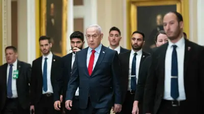 بنيامين نتنياهو (وسط)