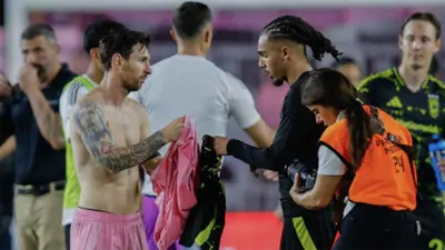 ميسي يتابدل قميصه مع اللاعب الجزائري محمد فارسي