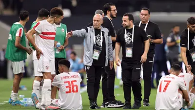 فيريرا يسقط خلال مباراة الزمالك وإيليكت التشادي (صورة)