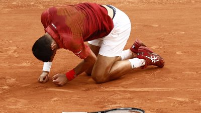 ديوكوفيتش ينسحب من "رولان غاروس" بسبب إصابة في الركبة