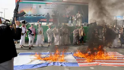 حوثيون يتظاهرون تضامنا مع إيران