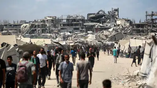 فلسطينيون في أحياء مدمرة من غزة