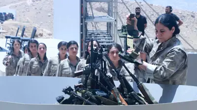 مقاتلات "العمال الكردستاني" أثناء تسليم أسلحتهن في السليمانية