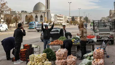 سوريون في أحد شوارع دمشق
