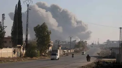أعمدة الدخان تتصاعد من أحد المباني في حلب