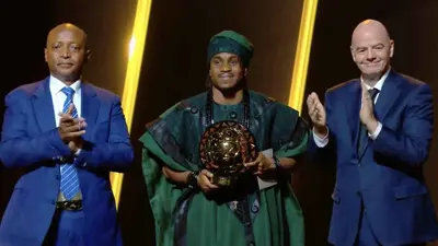 لحظة تتويج لوكمان بجائزة أفضل لاعب أفريقي