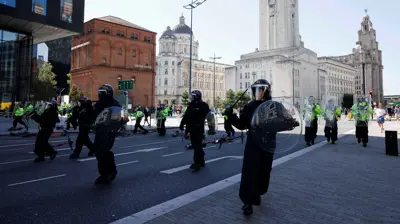 بينهم فتاة قاصر.. أكثر من ألف معتقل في بريطانيا بعد الشغب