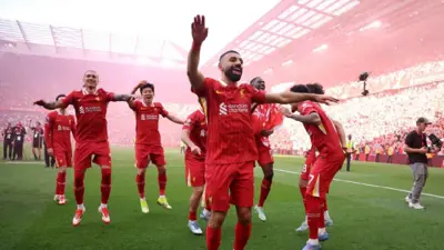 احتفال صلاح مع لاعبي ليفربول