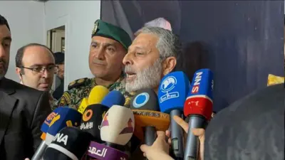 قائد الجيش الإيراني اللواء عبد الرحيم موسوي 