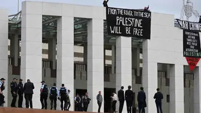 متظاهرون داعمون لغزة فوق سطح البرلمان الأسترالي