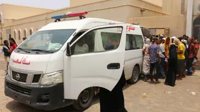 سيارة إسعاف تنقل مصابين في اليمن