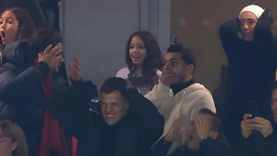 شقيق محمد صلاح في مدرجات أنفيلد