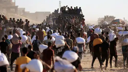 فلسطينيون يحصلون على مساعدات في غزة