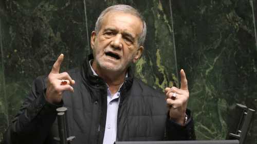 معركة "كسر عظم" في طهران.. بزشكيان يواجه الصقور لإحياء التفاوض مع الغرب