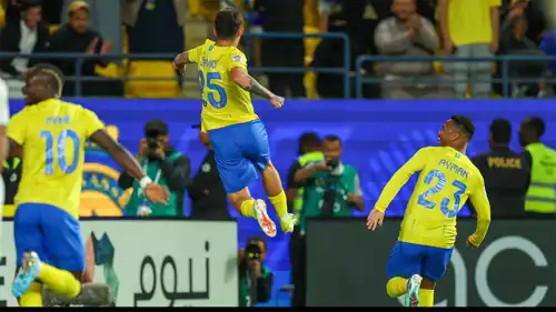 أوتافيو مع لاعبي النصر