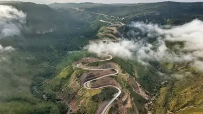 عقبة حشير.. ظاهرة غريبة في سلطنة عمان تستقطب الزوار (فيديو)